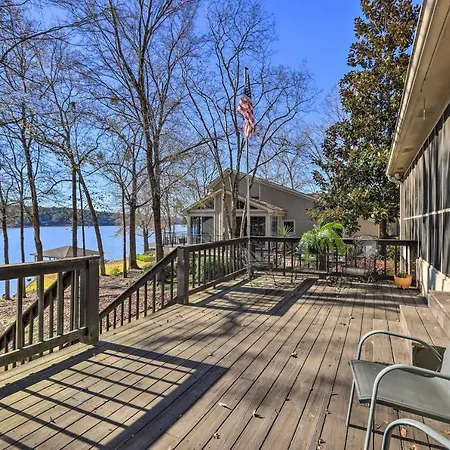 Pet-Friendly Lake Sinclair Home With Boat Dock!